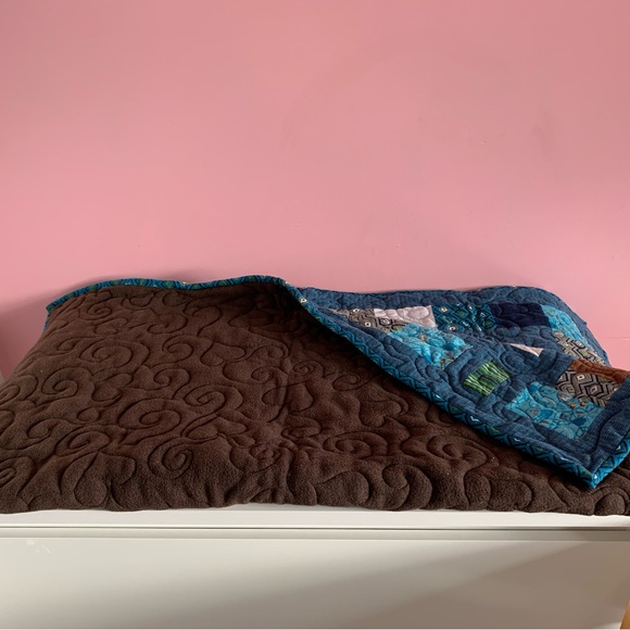 Flannel quilt with brown fleece backing - Picture 5 of 6